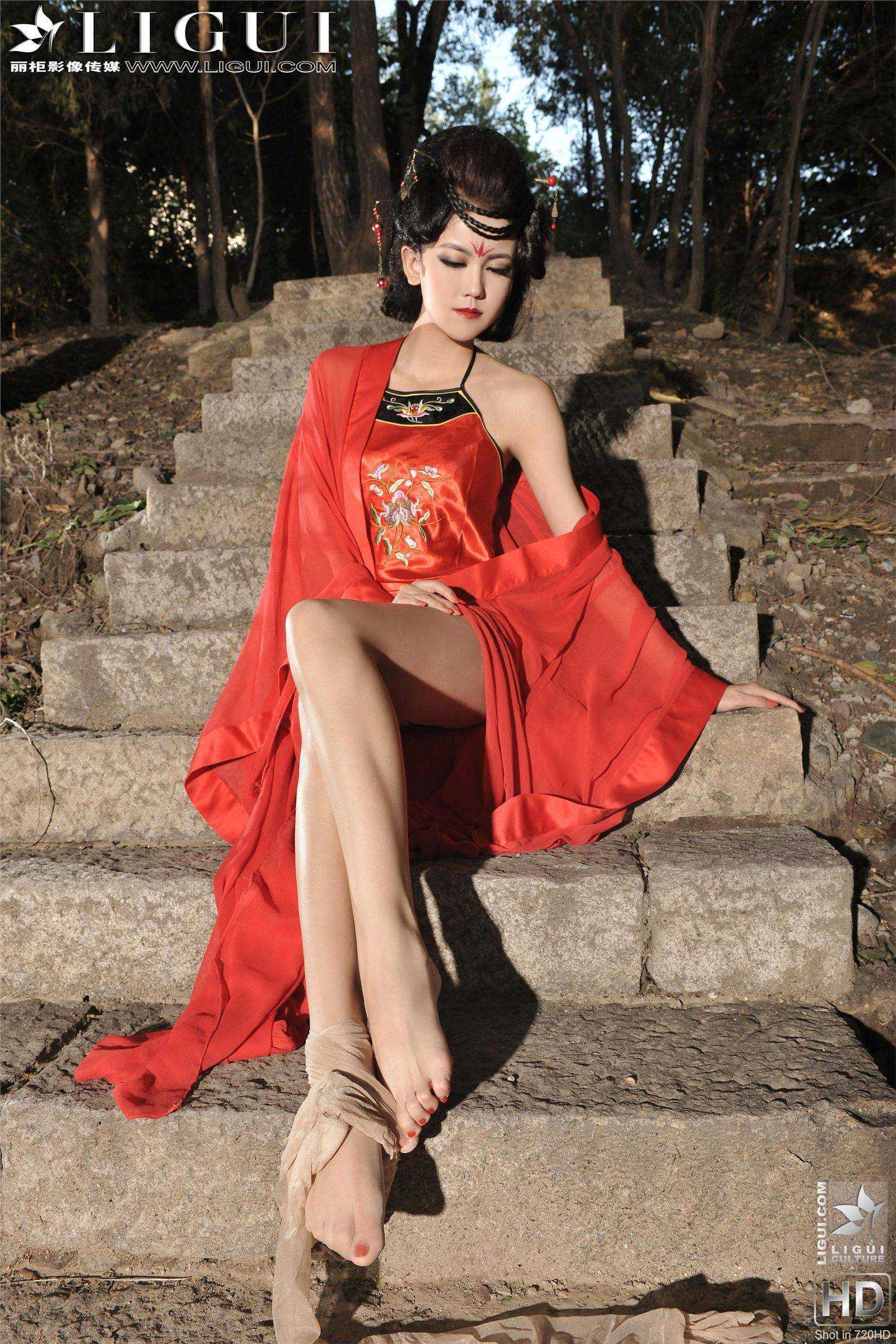 [Ligui丽柜]130207 Model 可馨 性感丝袜美女图片